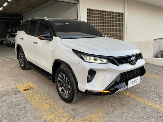 TOYOTA HILUX SW4 2.8 D-4D TURBO DIESEL DIAMOND 7L 4X4 AUTOMÁTICO TOYOTA HILUX SW4 2.8 D-4D TURBO DIESEL DIAMOND 7L 4X4 AUTOMÁTICO